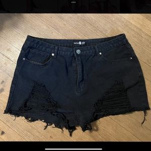 Boohoo brand distressed black jean shorts plus size 14
